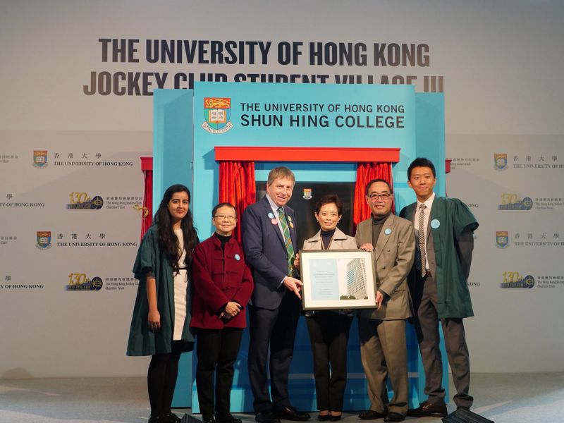 香港大學校長馬斐森教授(左三)、信興學院院長陳婉瑩教授(左二)與兩位學生代表致送紀念品予蒙德揚先生(右二)及蒙倩兒女士(右三)。